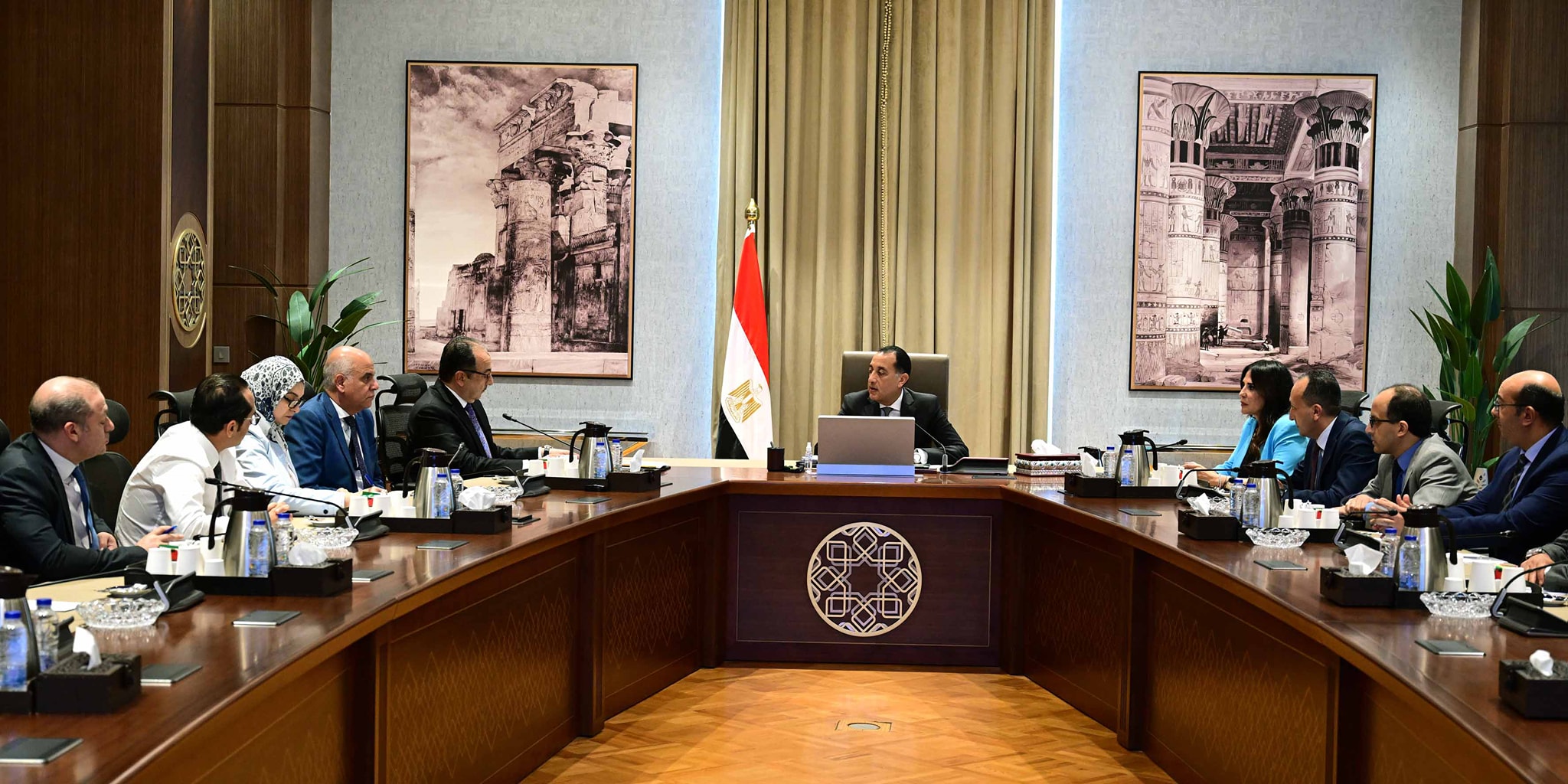 رئيس الوزراء في اجتماع مع وزير قطاع الأعمال