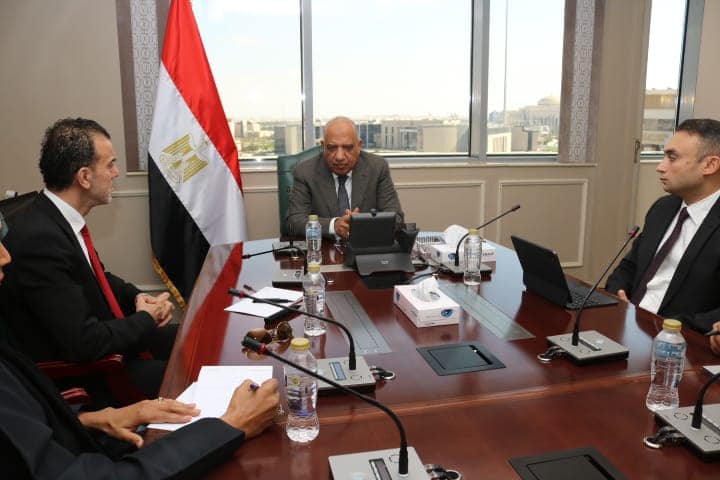 وزير الكهرباء مع رئيس مجلس إدارة شركة K&K الإماراتية