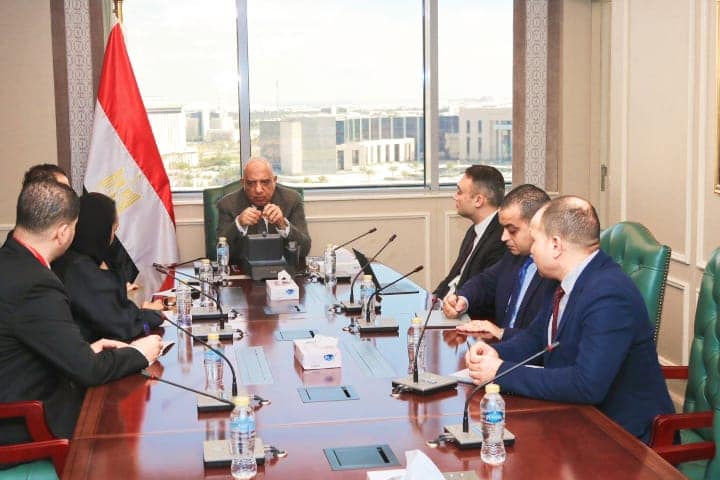 وزير الكهرباء مع رئيس مجلس إدارة شركة K&K الإماراتية
