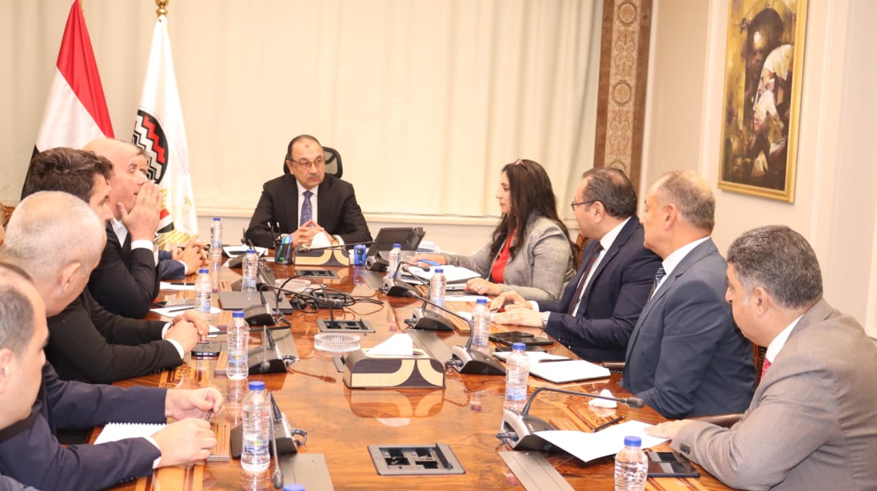 وزير قطاع الأعمال يستقبل رئيس مجموعة اروجلو العالمية