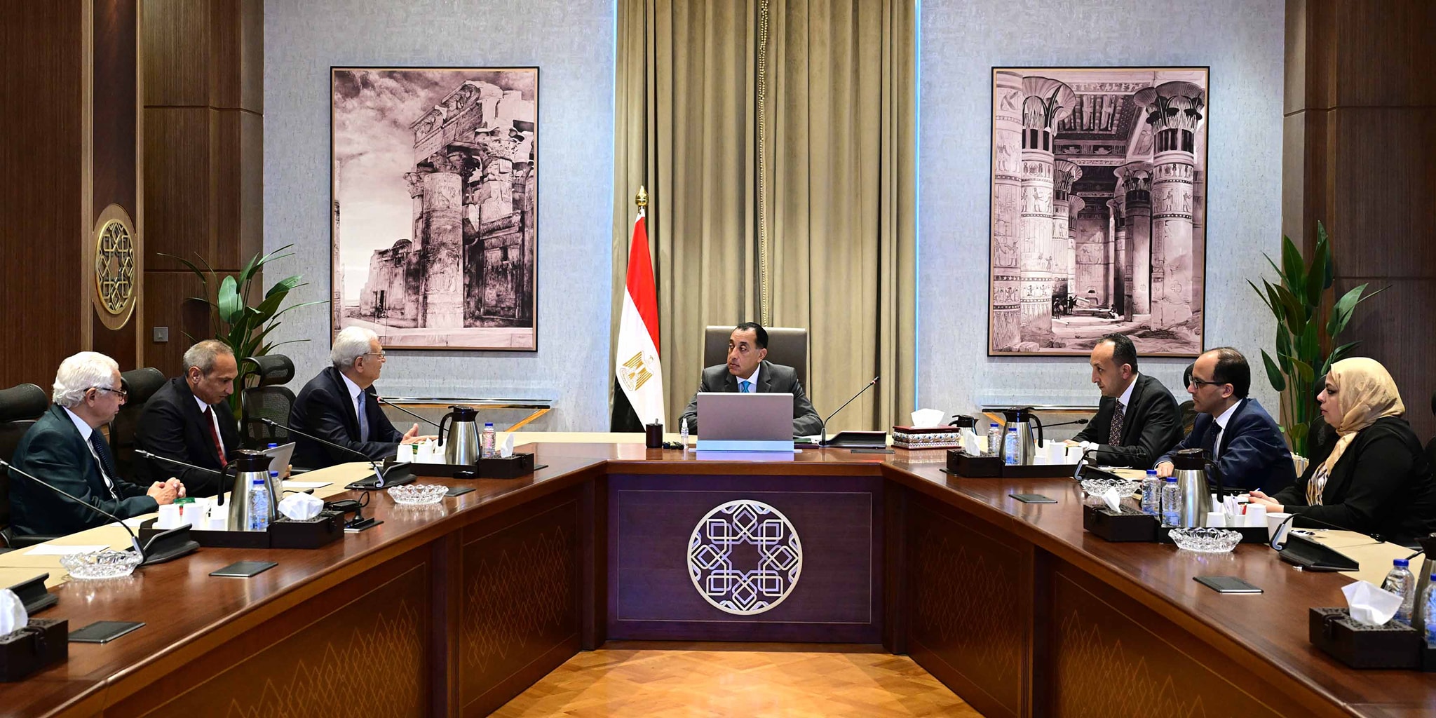 رئيس الوزراء في اجتماع مع وزير الاتصالات الأسبق