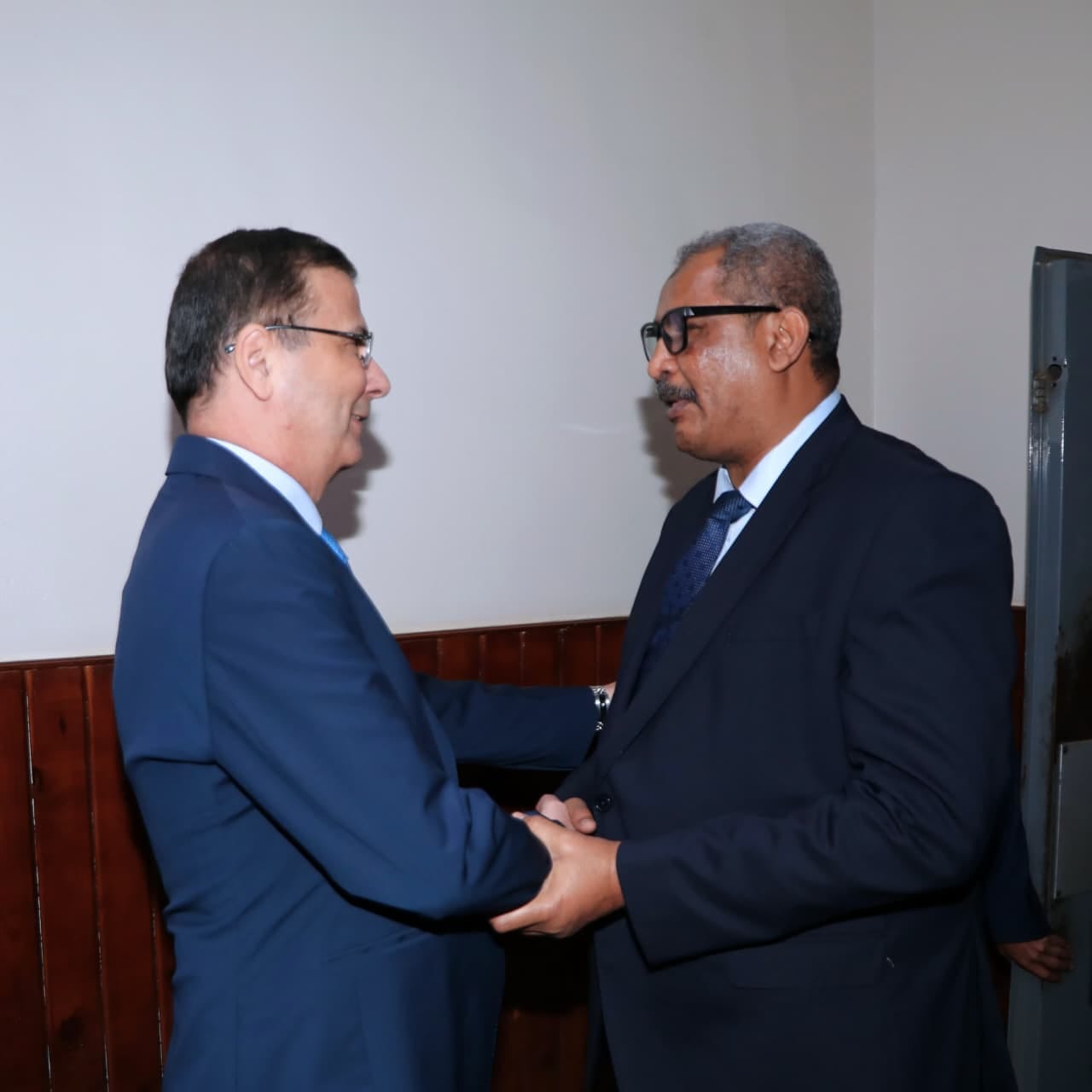 وزير الزراعة مع نظيره السوداني