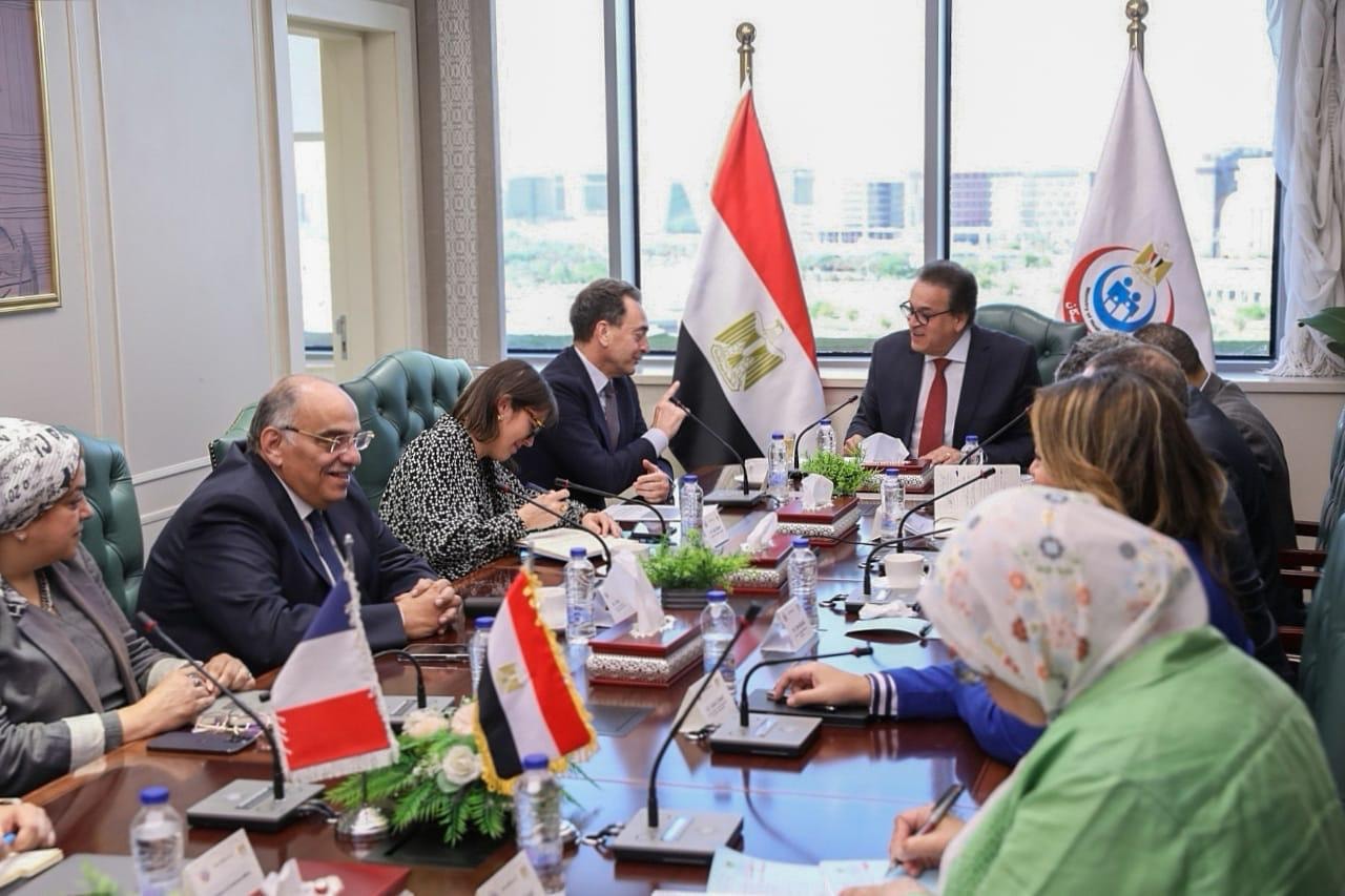 وزير الصحة والسكان في اجتماع مع سفير فرنسا
