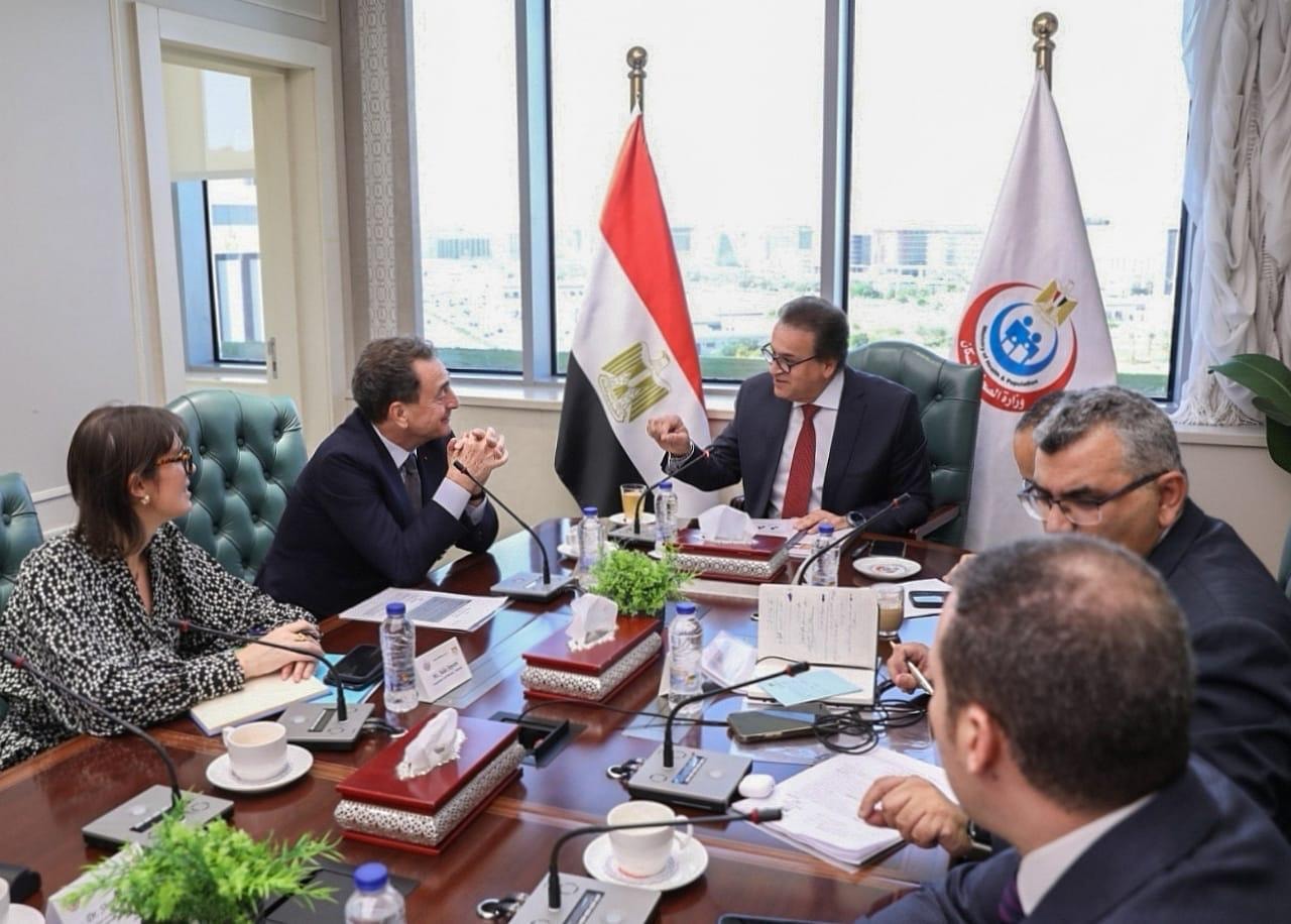 وزير الصحة والسكان في اجتماع مع سفير فرنسا