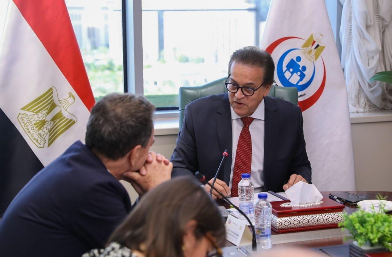 وزير الصحة والسكان في اجتماع مع سفير فرنسا