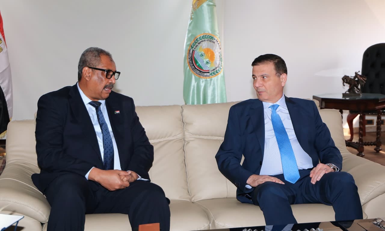 وزير الزراعة مع نظيره السوداني