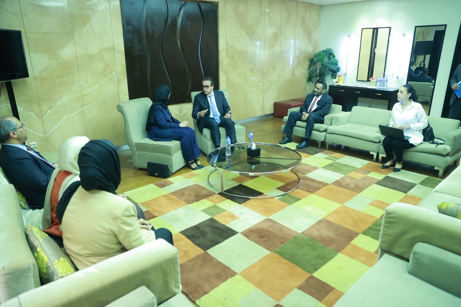 وزير الصحة يلتقي نظيرته البحرينية