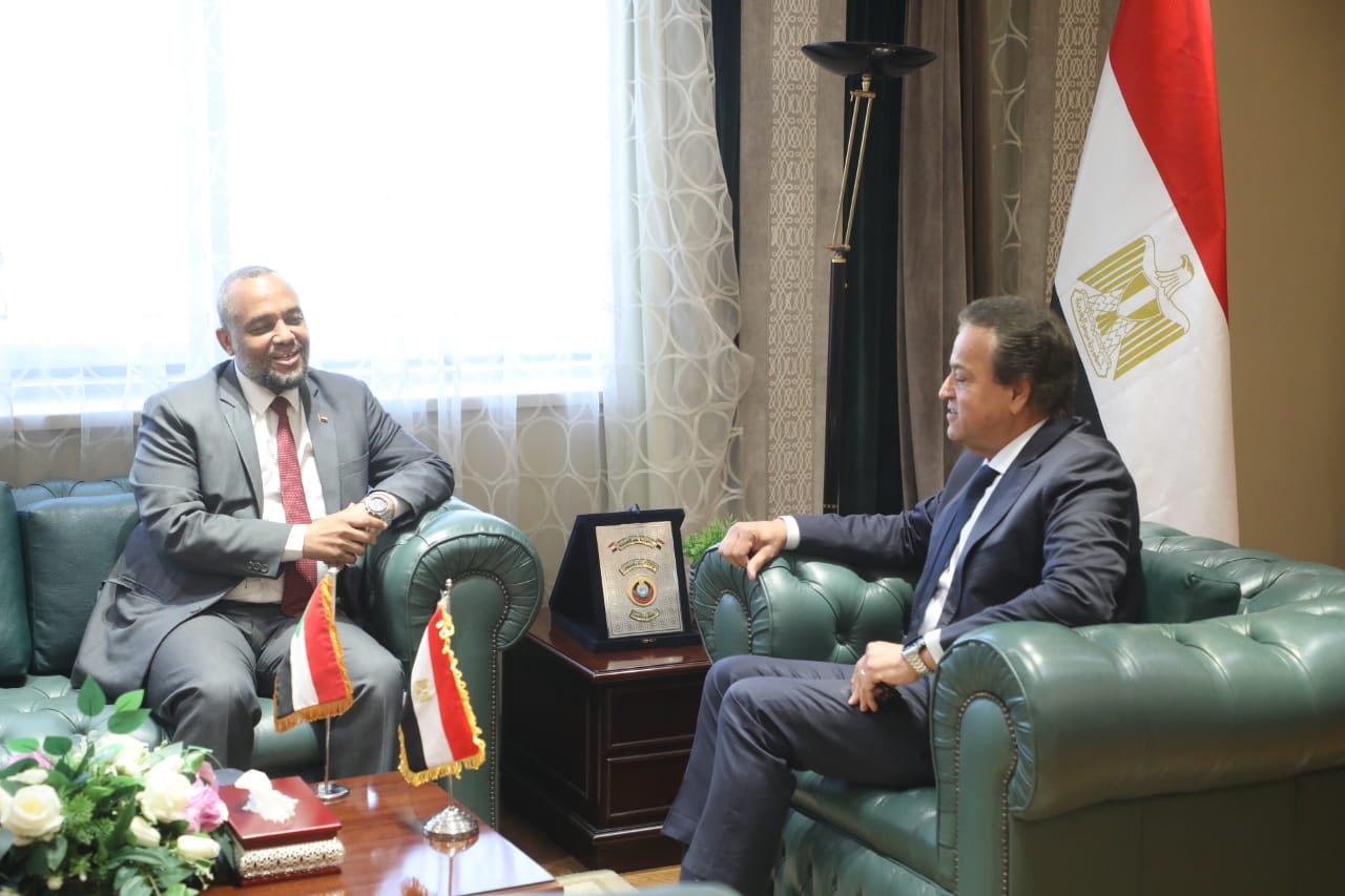 نائب رئيس الوزراء ووزير الصحة يجتمع مع نظيره السوداني