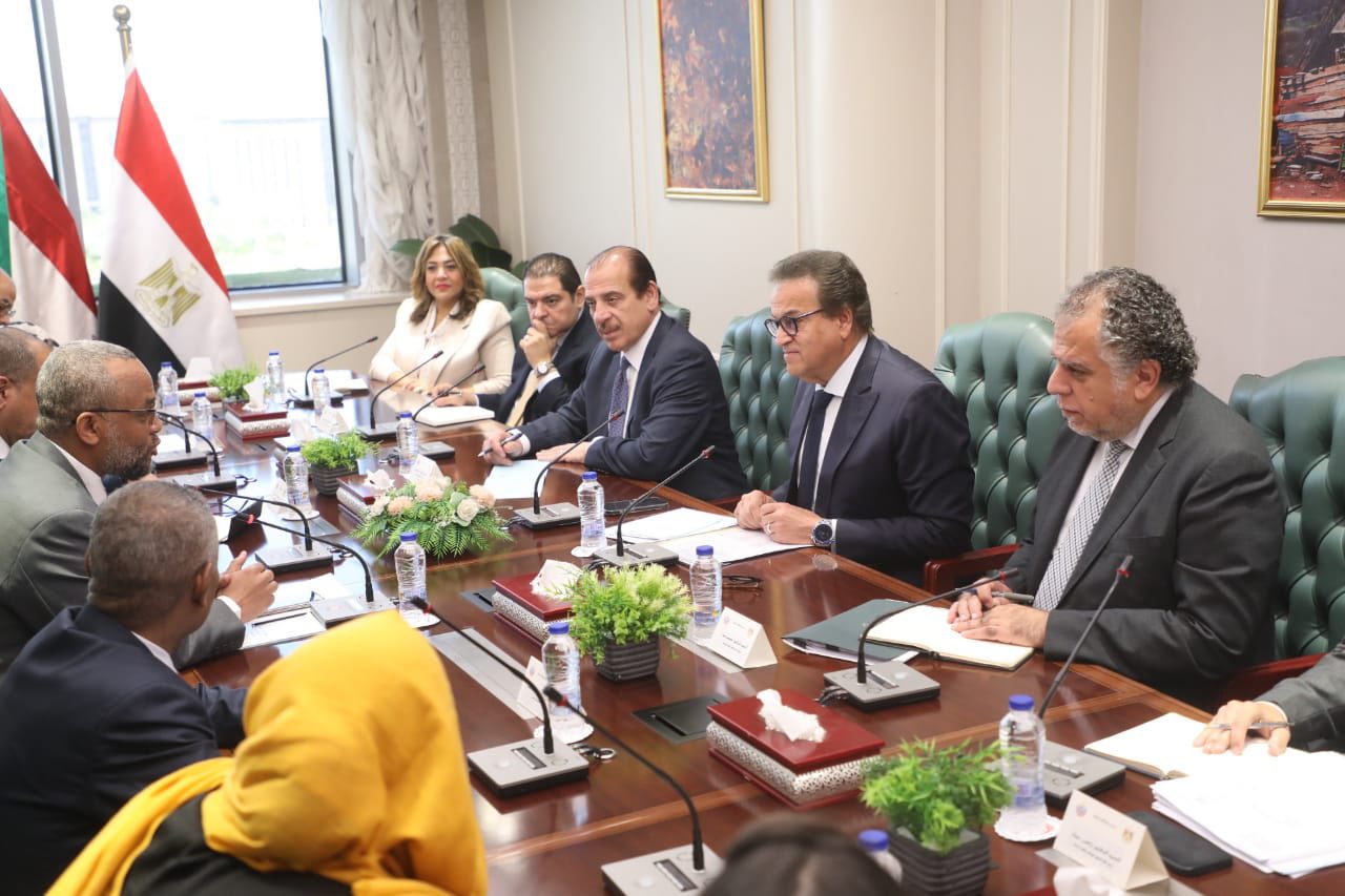 نائب رئيس الوزراء ووزير الصحة يجتمع مع نظيره السوداني