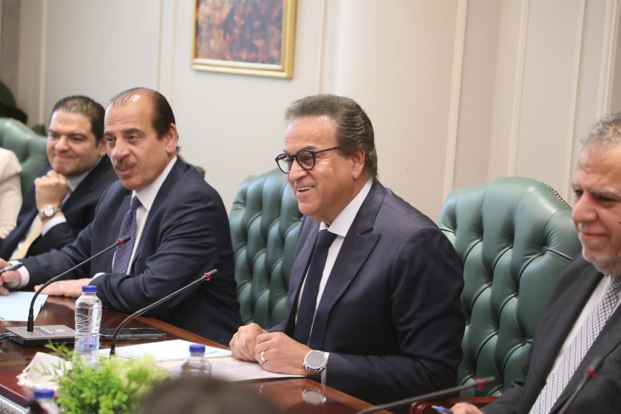 نائب رئيس الوزراء ووزير الصحة يجتمع مع نظيره السوداني