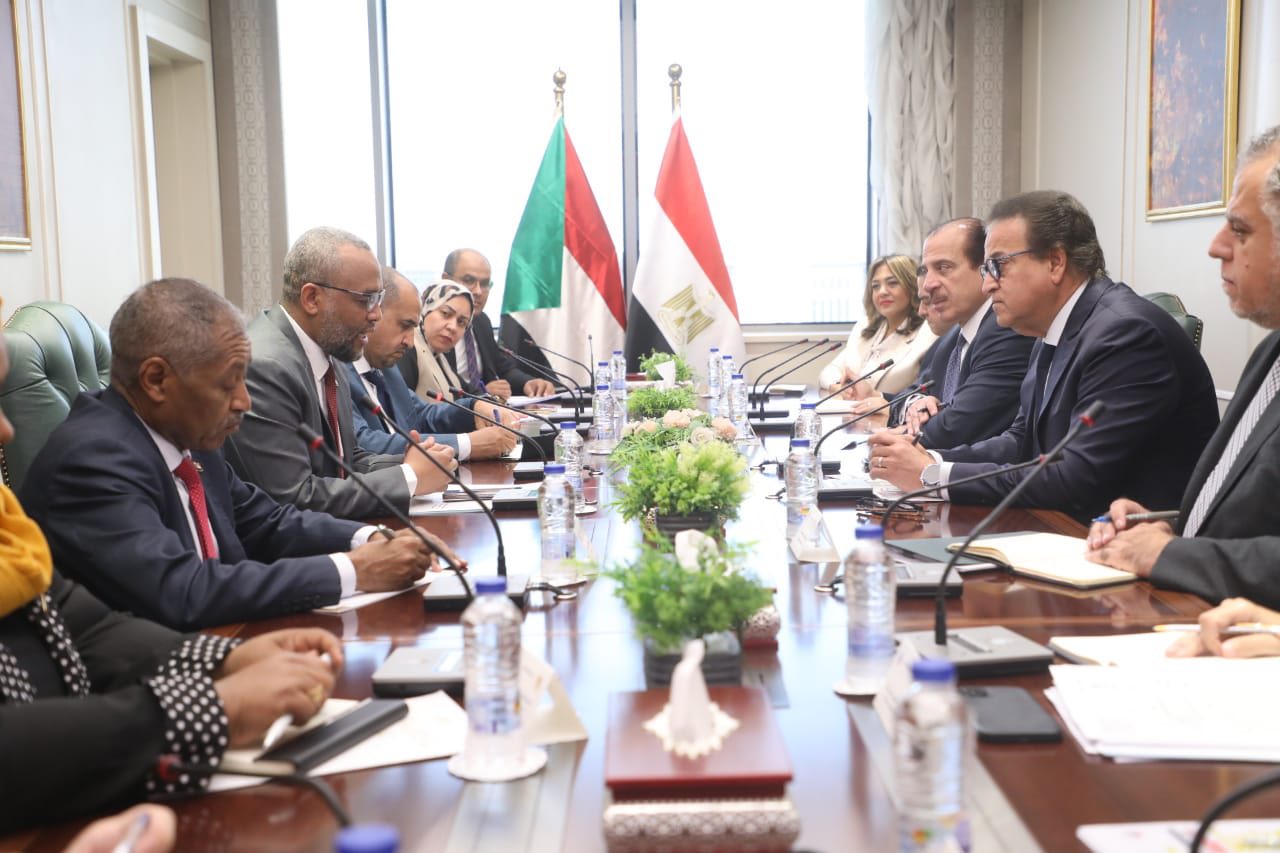 نائب رئيس الوزراء ووزير الصحة يجتمع مع نظيره السوداني