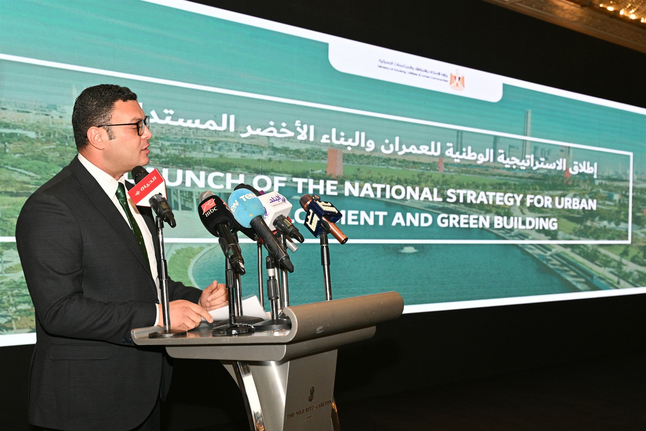 وزير الإسكان يطلق وثيقة الاستراتيجية الوطنية للعمران الأخضر