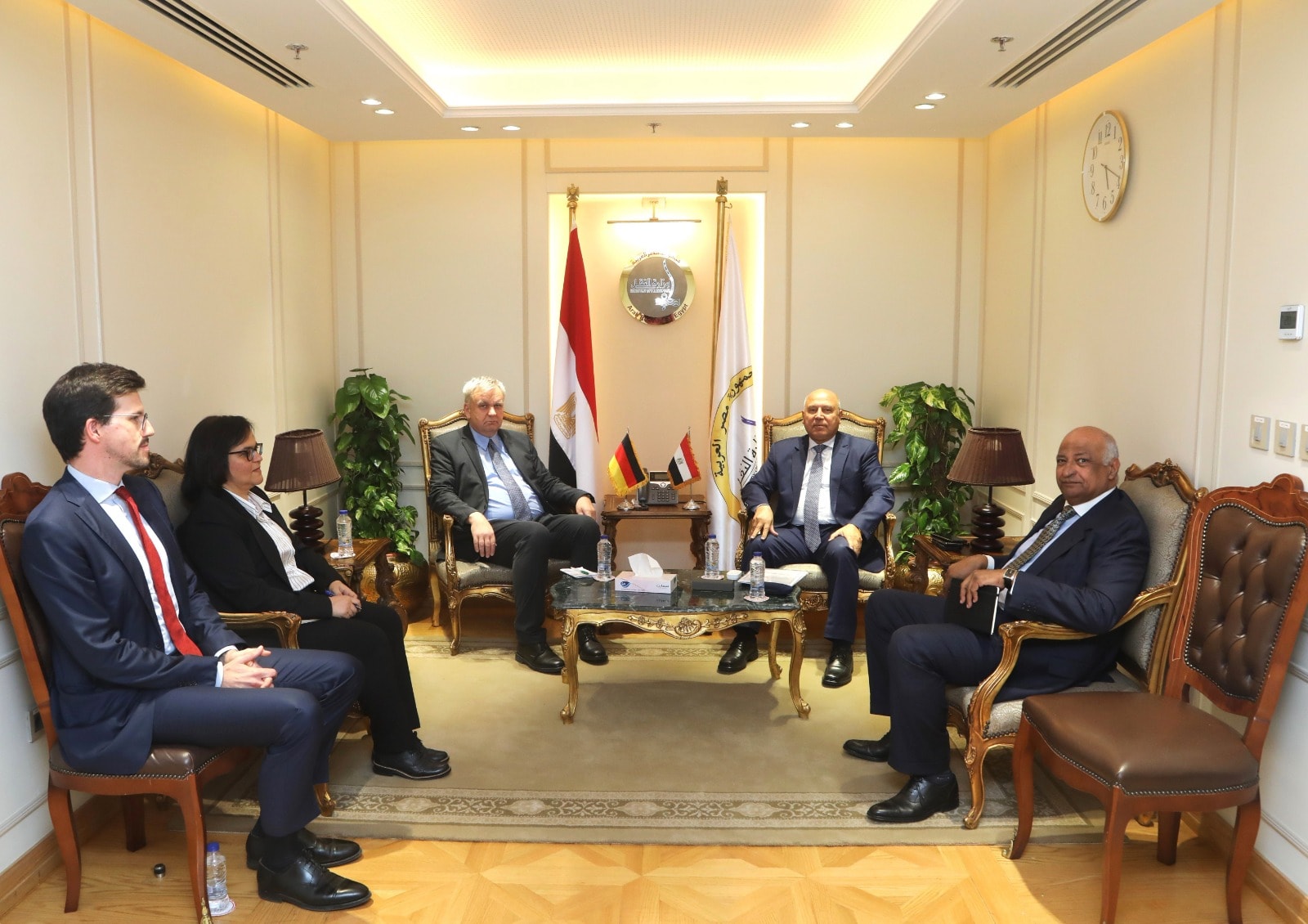 وزير الصناعة والنقل يلتقي مع سفير ألمانيا بالقاهرة