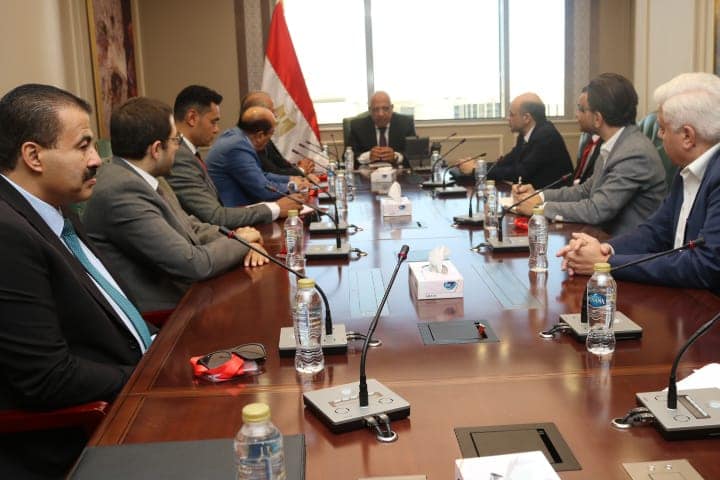 عصمت يجتمع مع خبراء من جامعة عين شمس وهيئة المواد النووية