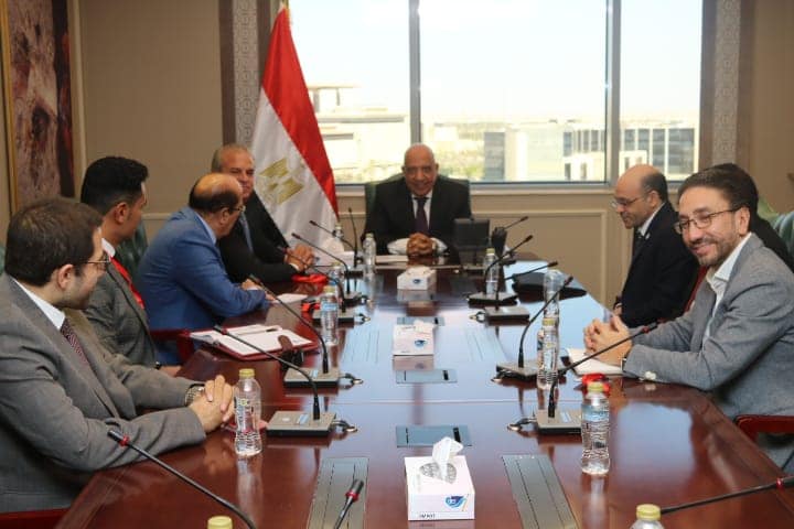 عصمت يجتمع مع خبراء من جامعة عين شمس وهيئة المواد النووية