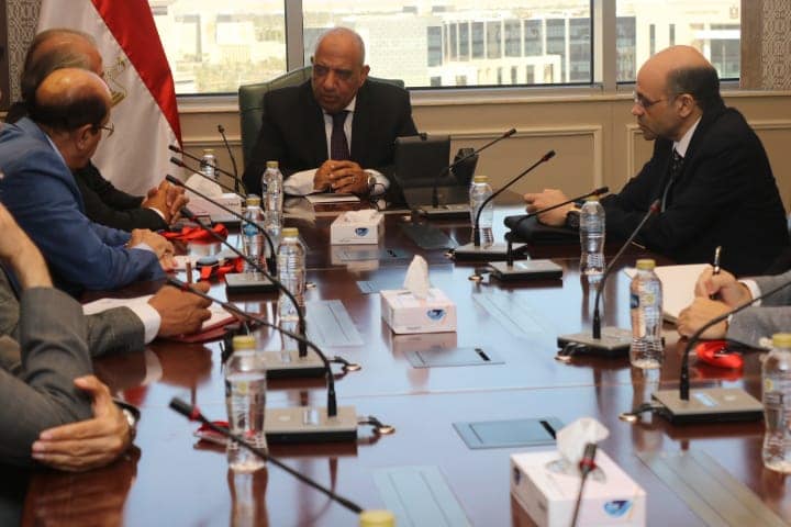 عصمت يجتمع مع خبراء من جامعة عين شمس وهيئة المواد النووية