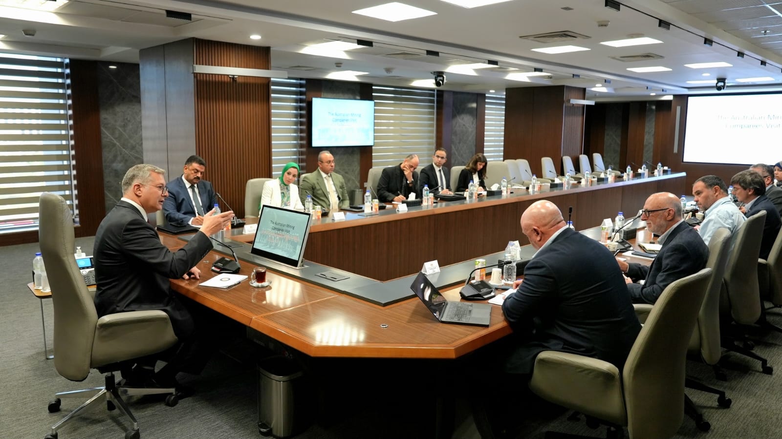وزير البترول يلتقي وفد من شركات التعدين الأسترالية