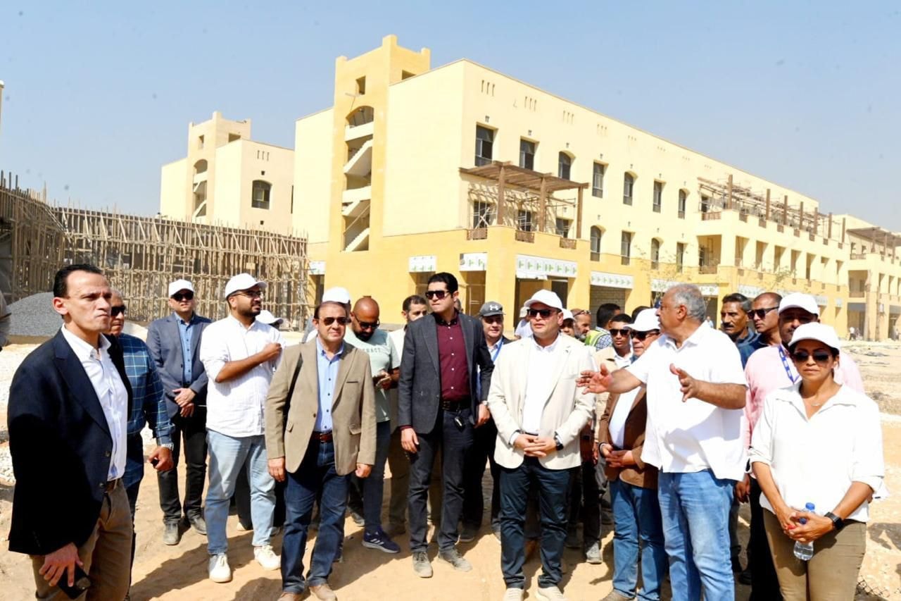 وزير الإسكان يتفقد مكونات مشروع حدائق تلال الفسطاط