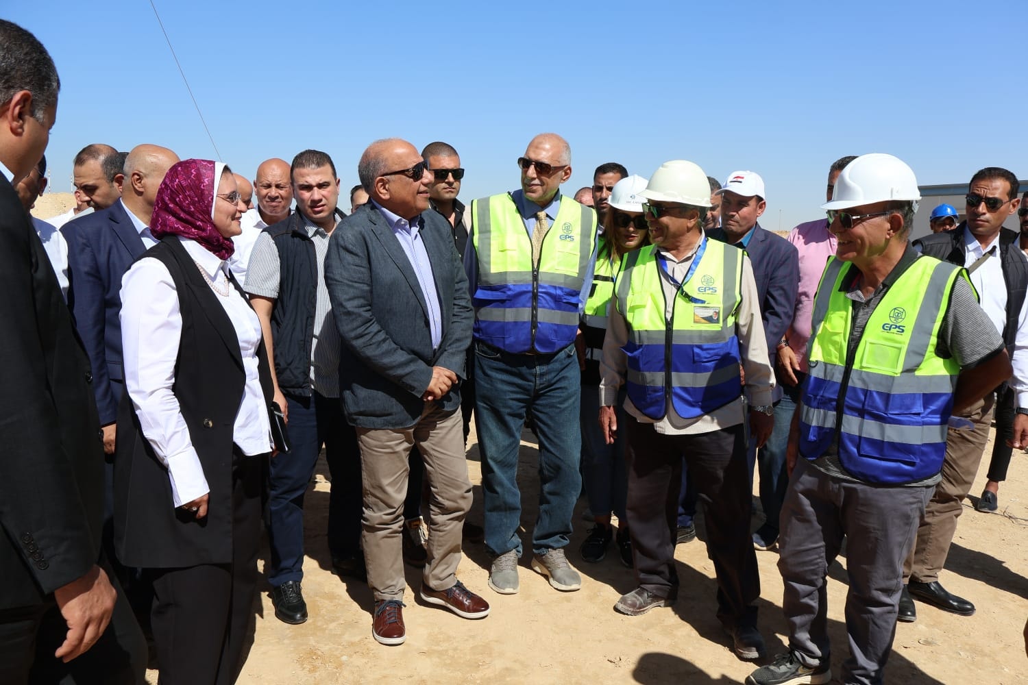 وزير الكهرباء يتفقد إنهاء أعمال أبراج عبور قناة السويس على خط الربط السعودى