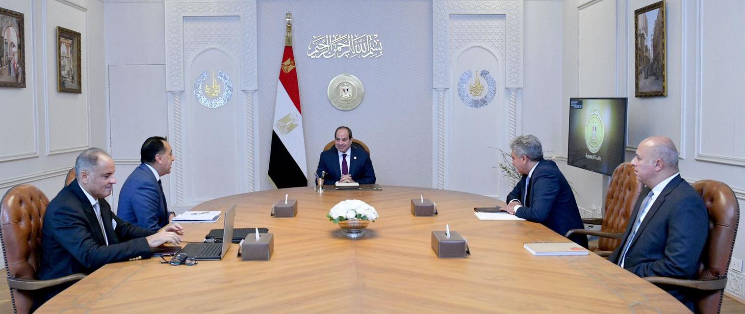 الرئيس السيسي في اجتماع مع وزير السياحة والآثار