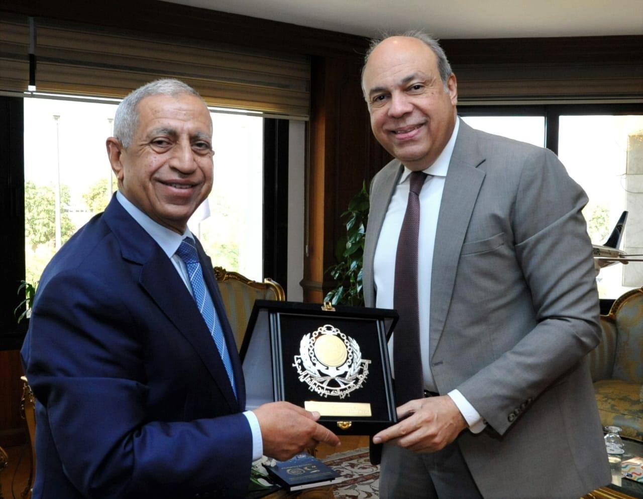 وزير الطيران يلتقي رئيس الأكاديمية العربية للعلوم والتكنولوجيا والنقل البحري