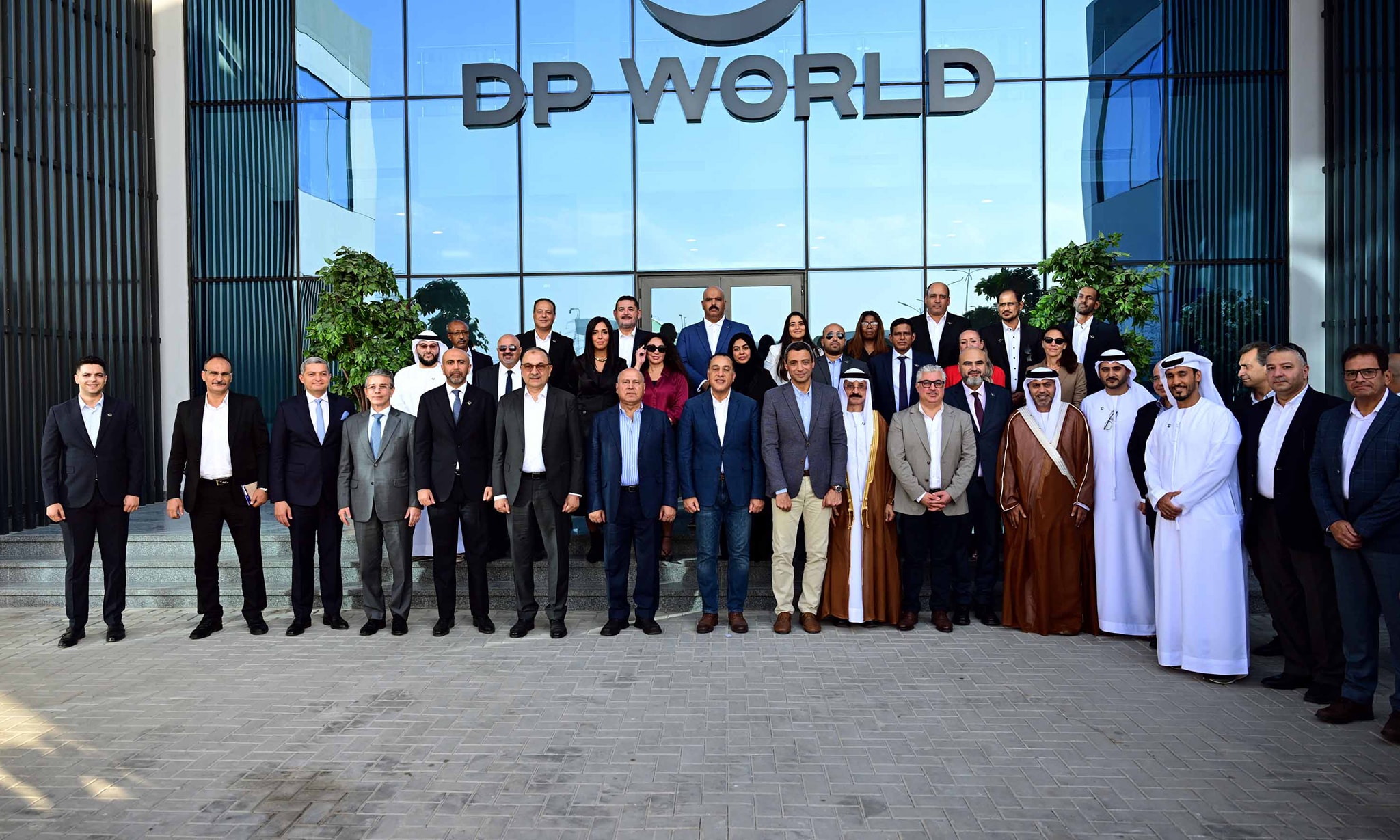 رئيس الوزراء يفتتح مستودع موانئ دبي العالمية