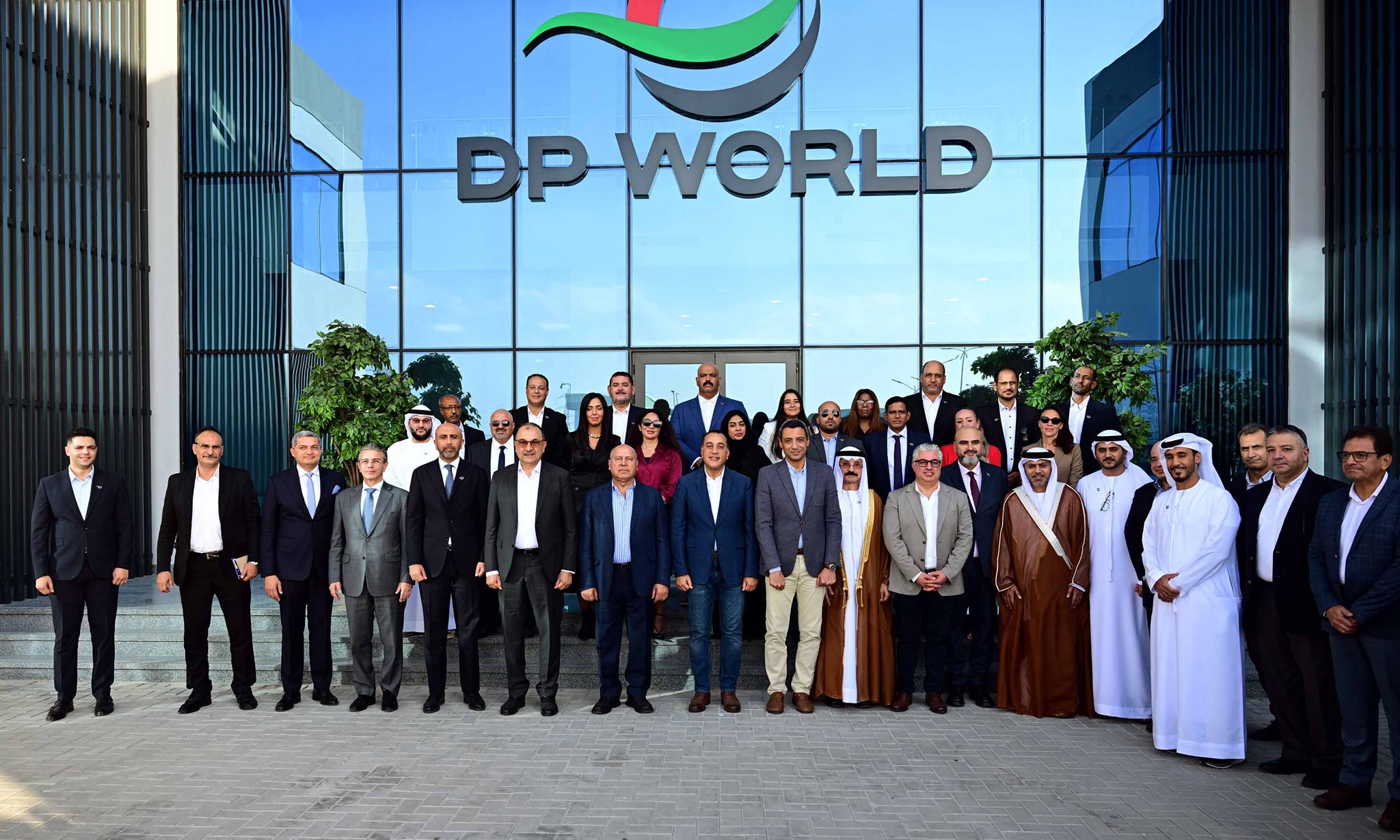رئيس الوزراء يفتتح مستودع موانئ دبي العالمية