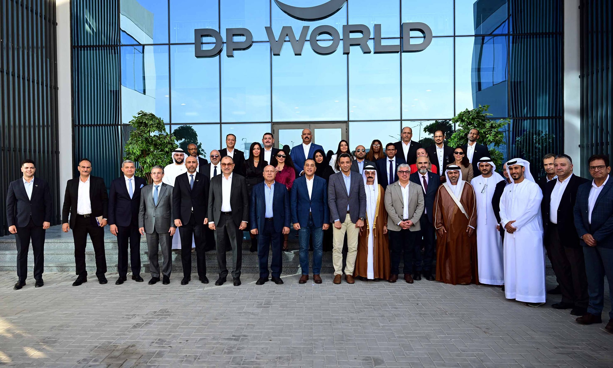 رئيس الوزراء يفتتح مستودع موانئ دبي العالمية