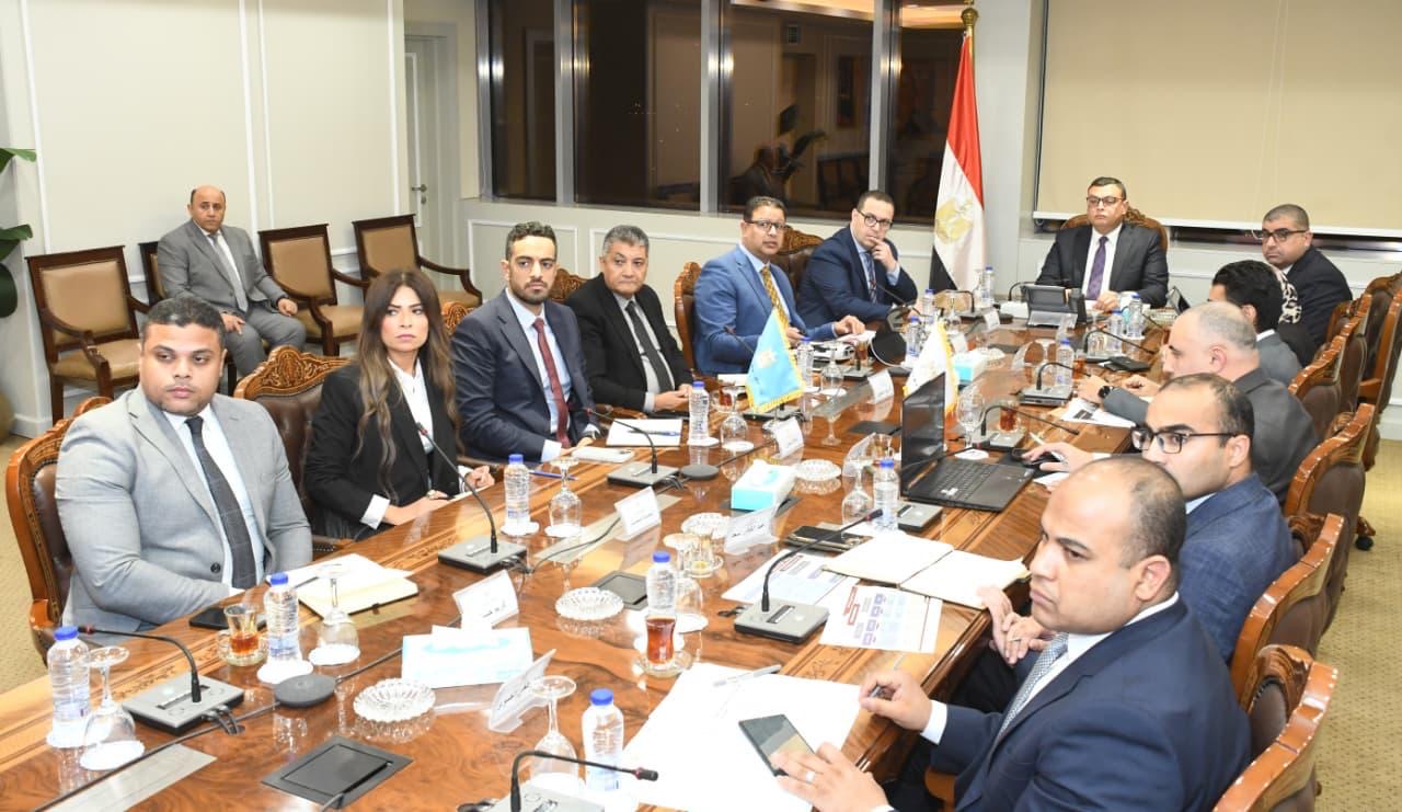 وزير الإسكان يجتمع مع مسئولي قطاع التخطيط