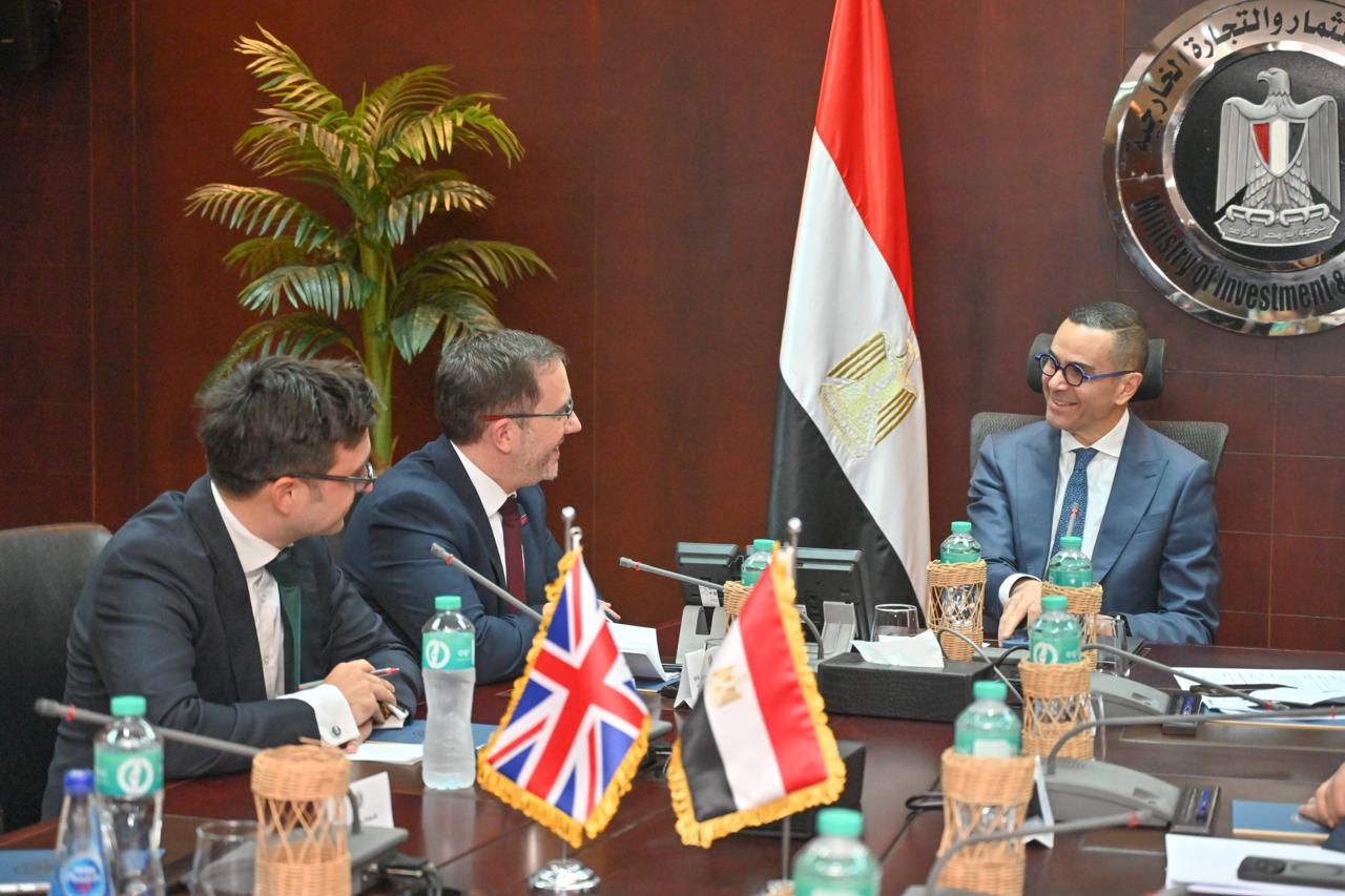 وزير الاستثمار والتجارة الخارجية يبحث مع السفير البريطاني