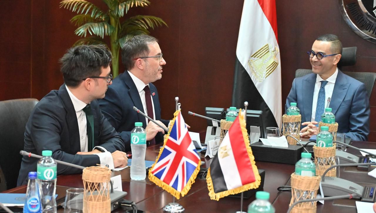 وزير الاستثمار والتجارة الخارجية يبحث مع السفير البريطاني