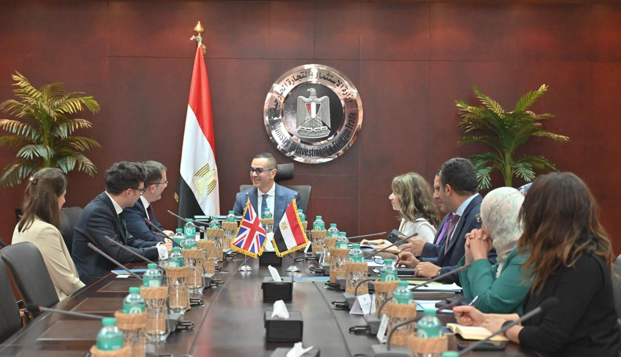وزير الاستثمار والتجارة الخارجية يبحث مع السفير البريطاني
