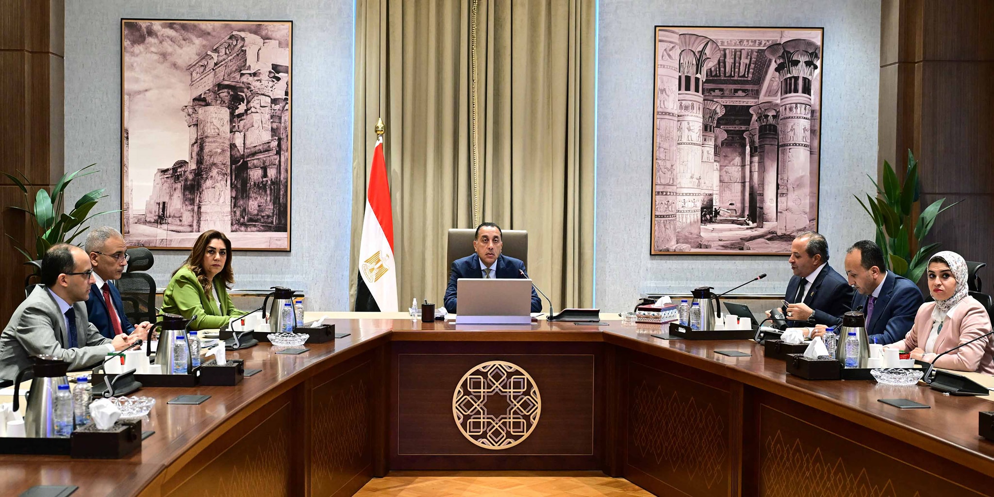 رئيس الوزراء في اجتماع مع محافظ بورسعيد