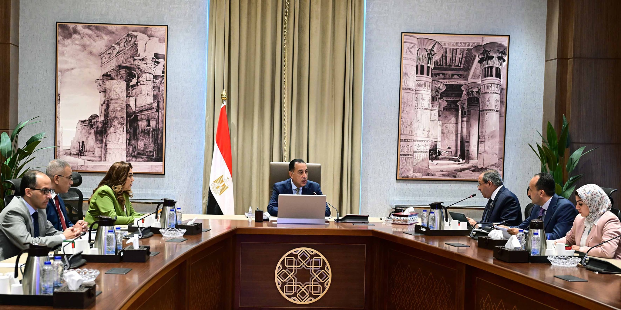 رئيس الوزراء في اجتماع مع محافظ بورسعيد
