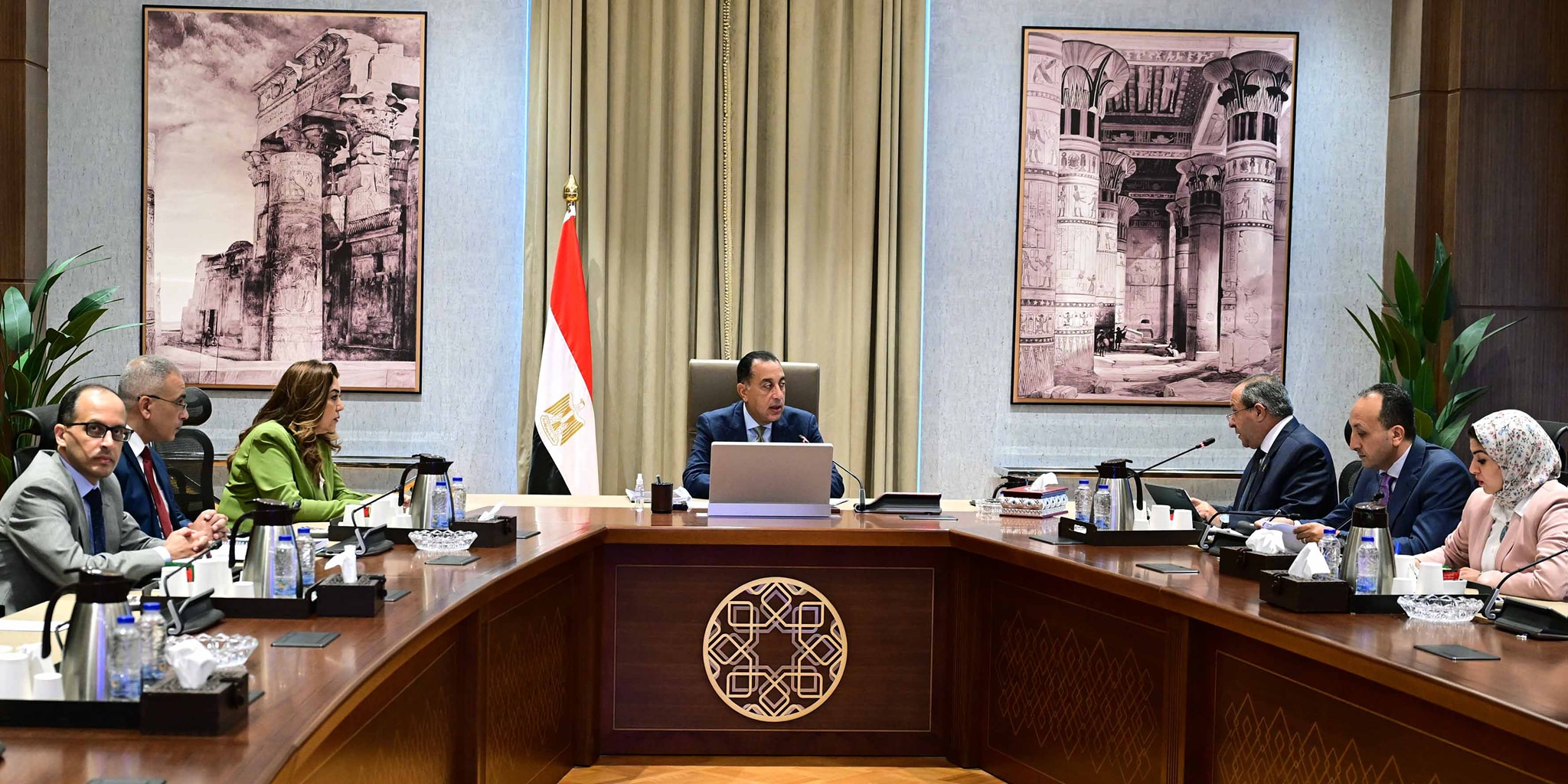 رئيس الوزراء في اجتماع مع محافظ بورسعيد