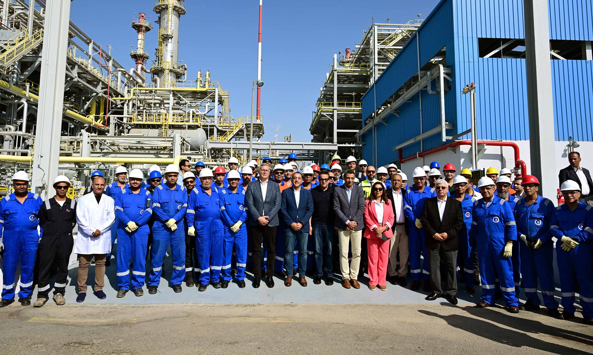 رئيس الوزراء يفتتح مشروع استرجاع الغازات بشركة النصر للبترول