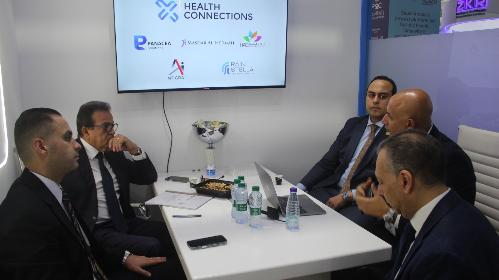 وزير الصحة يجتمع مع ممثلي شركتي E-Health وRain Stella