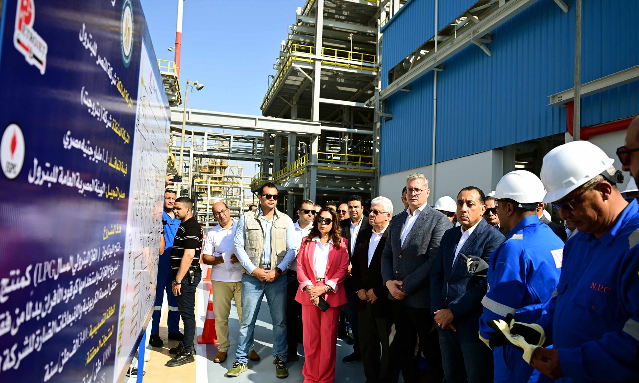 رئيس الوزراء يفتتح مشروع استرجاع الغازات بشركة النصر للبترول