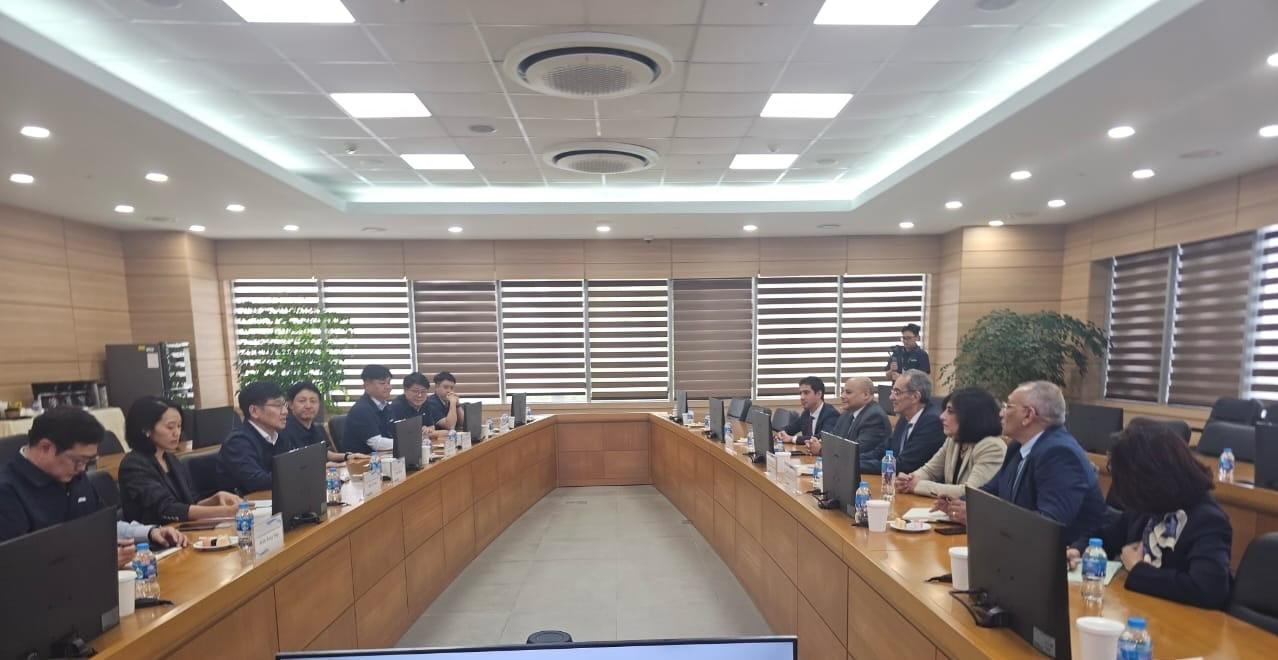 عمرو طلعت يجتمع مع مسئولى شركات عالمية عاملة فى الاتصالات