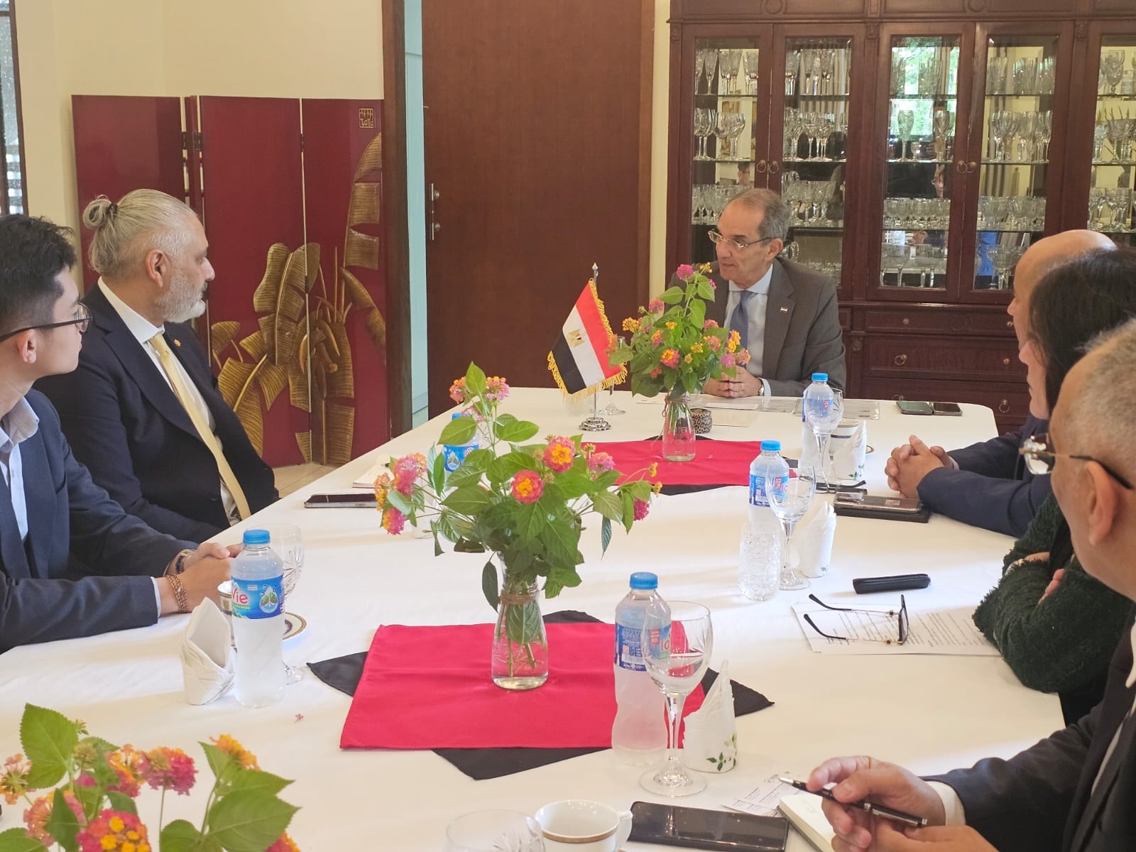عمرو طلعت يجتمع مع مسئولى شركات عالمية عاملة فى الاتصالات