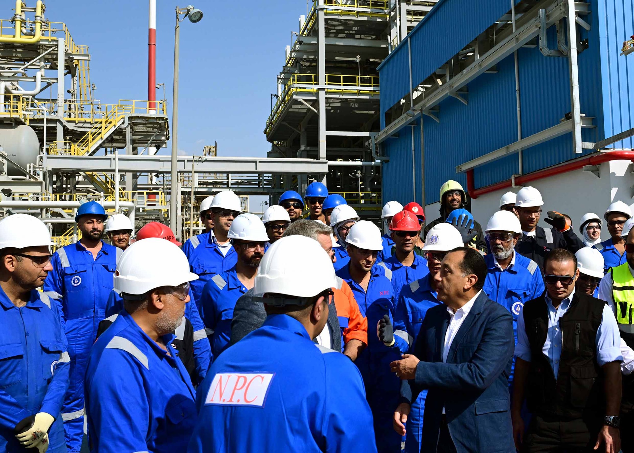 رئيس الوزراء يفتتح مشروع استرجاع الغازات بشركة النصر للبترول