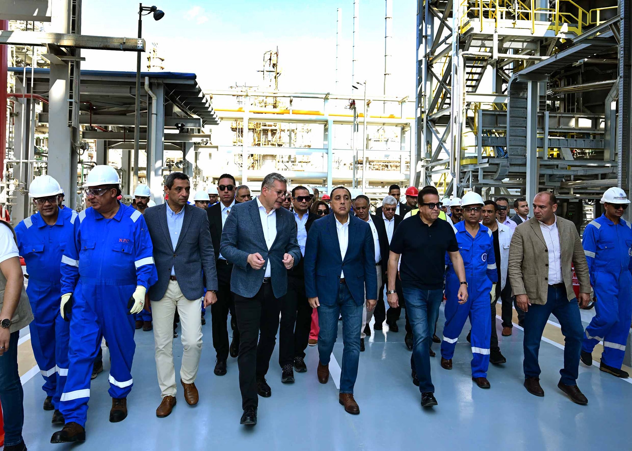 رئيس الوزراء يفتتح مشروع استرجاع الغازات بشركة النصر للبترول