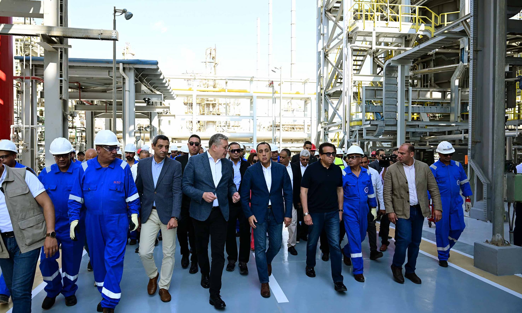 رئيس الوزراء يفتتح مشروع استرجاع الغازات بشركة النصر للبترول
