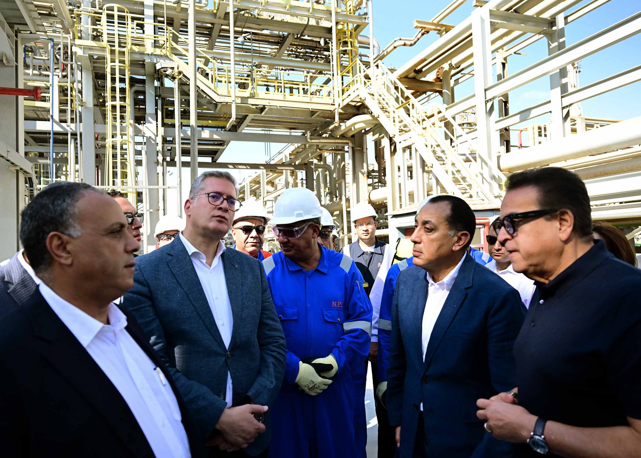 رئيس الوزراء يفتتح مشروع استرجاع الغازات بشركة النصر للبترول