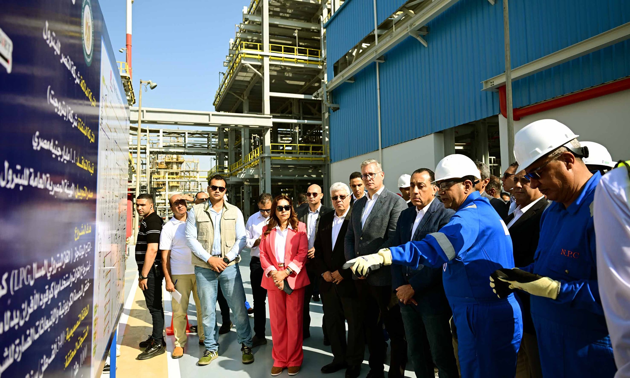رئيس الوزراء يفتتح مشروع استرجاع الغازات بشركة النصر للبترول
