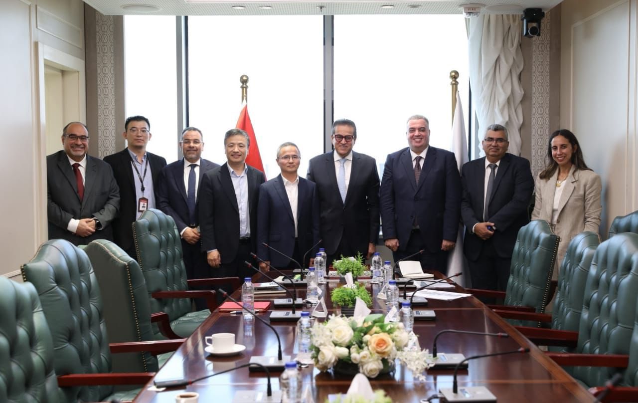 وزير الصحة يجتمع مع ممثلي شركة هيك فيچن