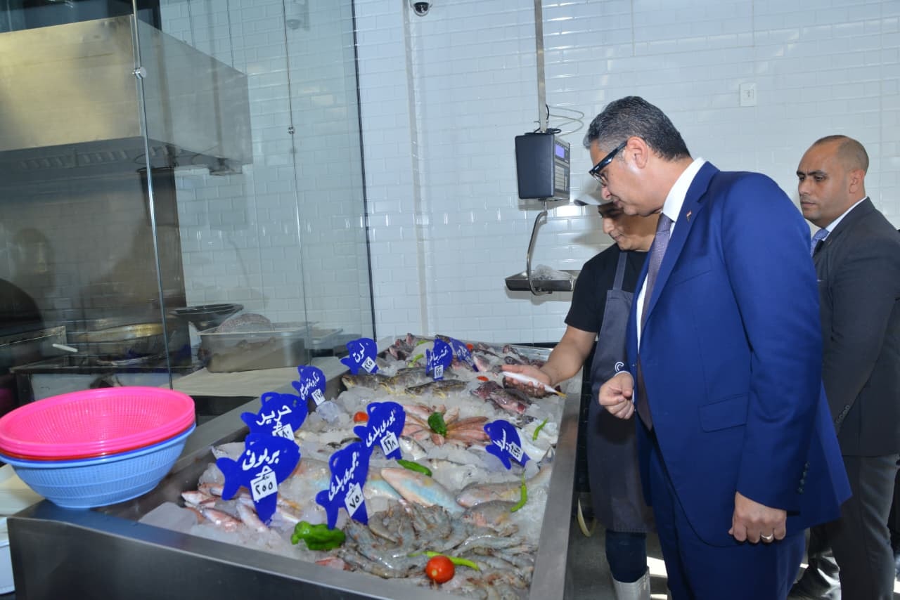 وزير التموين يتفقد عدداً من الأنشطة التموينية بالقاهرة