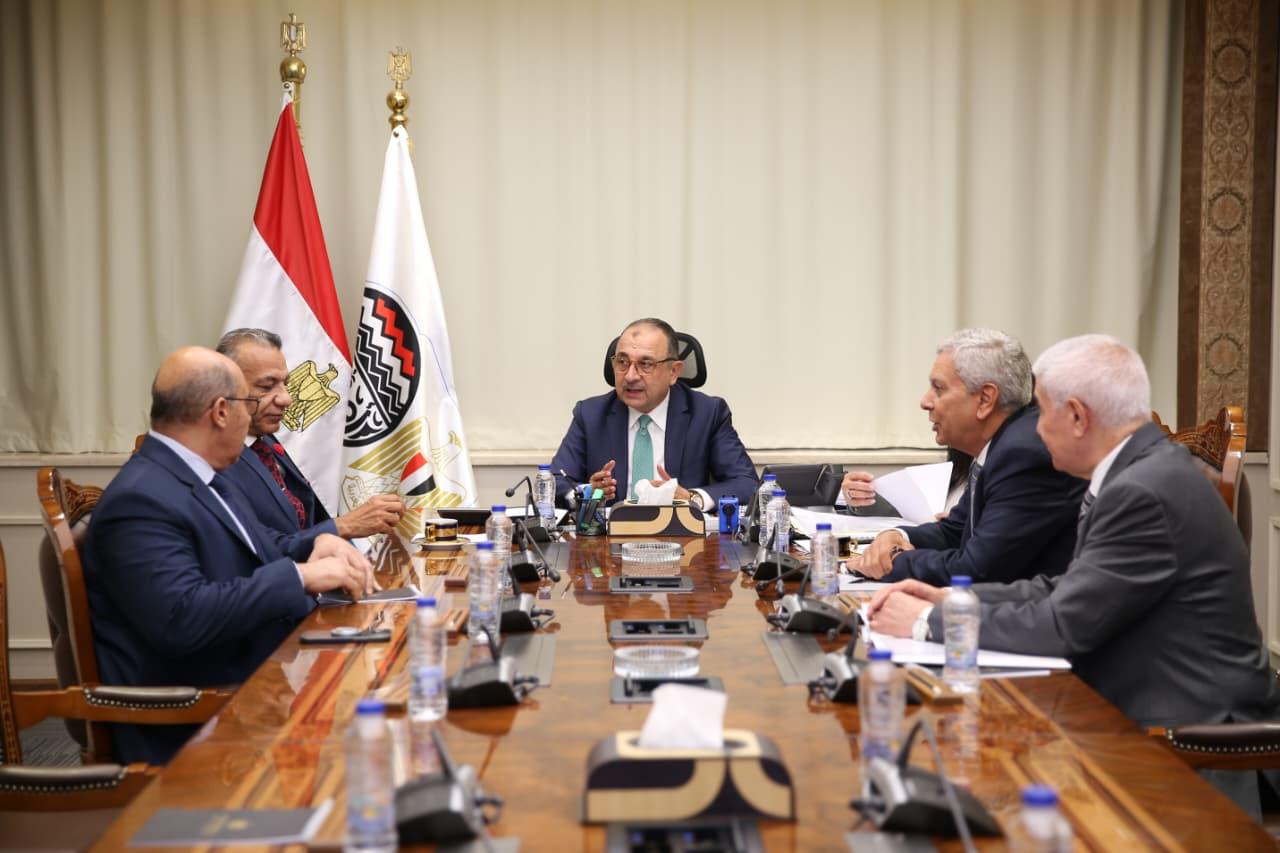 وزير قطاع الأعمال العام يجتمع مع نقيب أطباء الأسنان