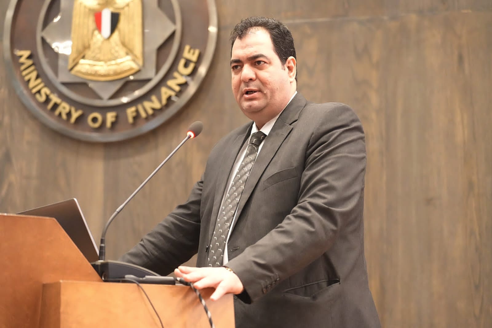 أحمد العسقلاني نائب رئيس مصلحة الجمارك