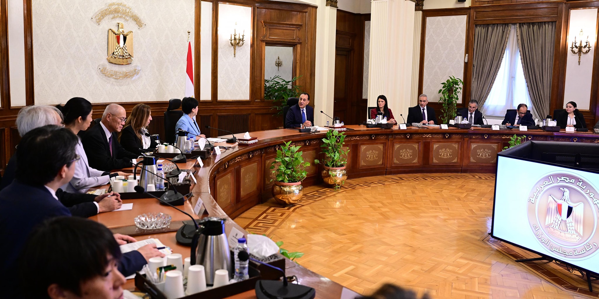 رئيس الوزراء يلتقي محافظ طوكيو والوفد المرافق لها